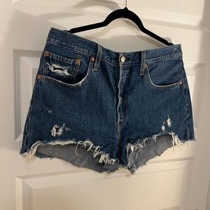 Women’s Levi destroyed Jean shorts size 32